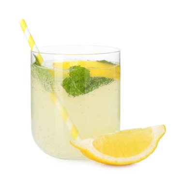 Nane şekerli limonata ve beyaz bardaktaki meyve dilimleriyle ferahlatıcı.