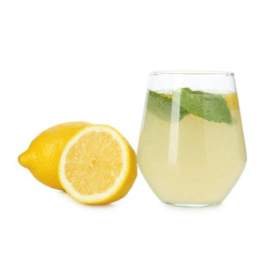 Nane aromalı lezzetli limonata ve beyaz üzerine izole edilmiş taze meyve.