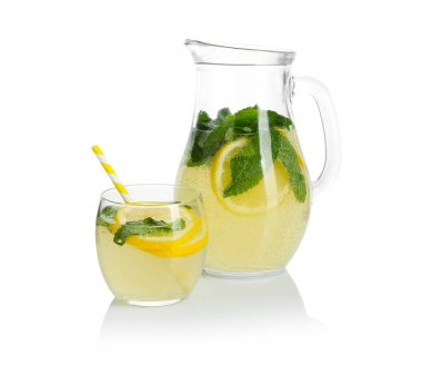 Naneli limonata ve beyaz üzerine izole edilmiş meyve dilimleri.