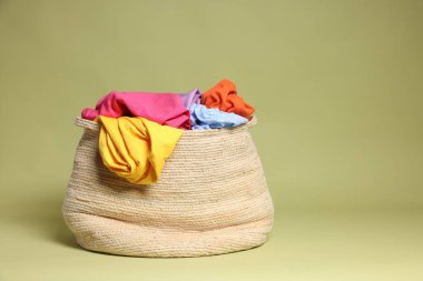 Çamaşır sepetinde zeytin arka planda giysiler var. Metin için boşluk