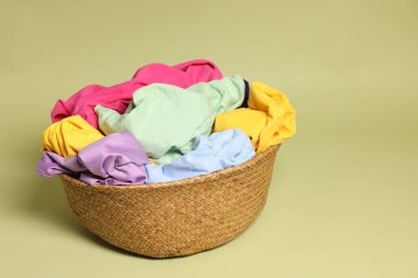 Çamaşır sepetinde zeytin arka planda giysiler var. Metin için boşluk