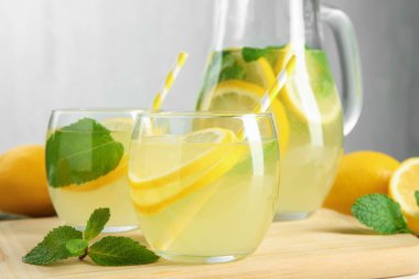 Bardakta limonata, sürahi, limon ve nane şekeri, yakın plan.