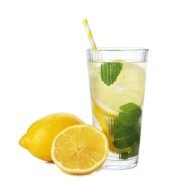 Limonla ferahlatıcı su ve beyaz üzerine izole edilmiş nane.