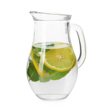 Limonlu ve nane şekerli suyu cam sürahide beyaza izole ettim.