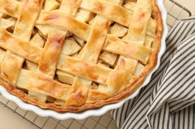 Bej arka planda ev yapımı elmalı turta, üst manzara.