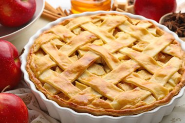 Lezzetli ev yapımı elmalı turta ve malzemeler masada, yakın plan.