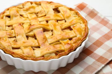 Beyaz masada nefis ev yapımı elmalı turta, yakın plan.