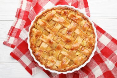 Lezzetli ev yapımı elmalı turta, beyaz ahşap masada, üst tarafta.