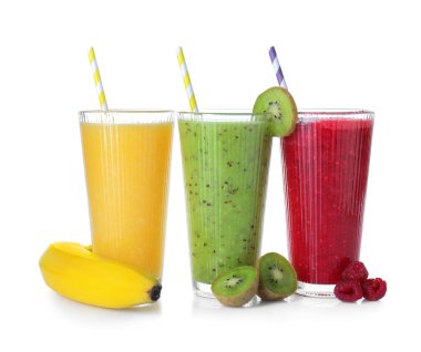 Beyaz bardaklarda ve malzemelerde farklı lezzetli içecekler var.