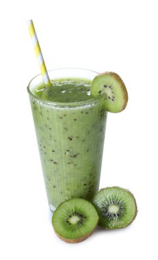 Lezzetli bir buzlu içecek ve beyaza izole edilmiş kivi.