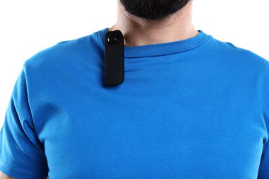 Beyaz arka planda gizli casus kamerası olan kurye, yakın plan.