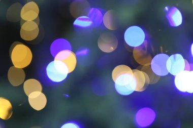 Renkli arka planda güzel bulanık Noel ışıkları, yakın plan. Bokeh etkisi