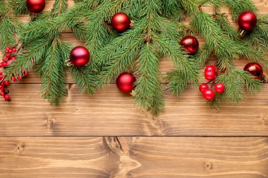 Noel ağacı dalları, ahşap masa üzerinde takılar, düz yatıyordu. Metin için boşluk