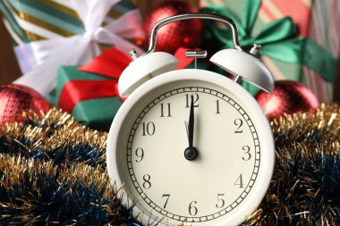 Çalar saat, süsler, mücevherler ve hediye kutuları, yakın plan. Yeni yıl tebrik kartı.