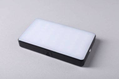 Açık gri arkaplanda şık bir LED lamba, yakın plan.