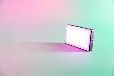 Renkli arka planda modern parlayan LED lamba. Metin için boşluk