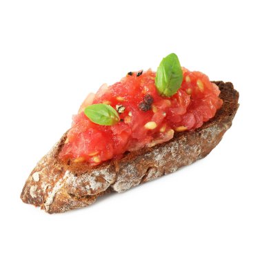 Domatesli lezzetli bruschetta ve beyaz üzerine izole edilmiş fesleğen.