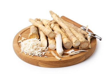 Bütün ve rendelenmiş yaban turpu kökleri aynasızların yanında.