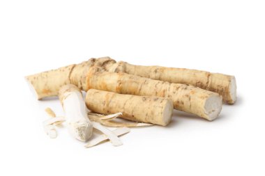 Taze çiğ yabanturpu kökleri beyaza izole edilmiş.