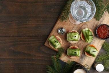 Noel ağaçları salatalık, kırmızı havyar, jambon ve ahşap masa üzerindeki şenlikli dekordan yapılmıştır. Metin için boşluk