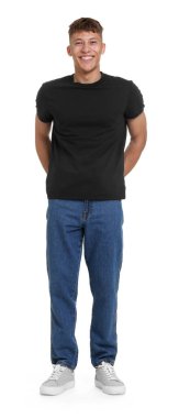 Beyaz arka planda şık kotlu yakışıklı bir genç.