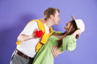 Menekşe arka planda kalp figürlü sevimli bir çift. Romantik randevu