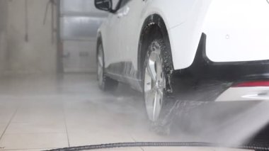 Araba yıkamada yüksek basınçlı su jeti ile oto yıkama, yakın çekim.