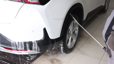 Oto yıkayan adam yüksek basınçlı su jeti ile oto yıkama, yakın çekim