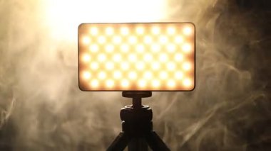 Üç ayaklı lamba üzerinde parlayan LED lamba dumanlı, yakın plan