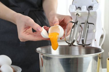 Mutfakta yumurta kıran kadın, yakın plan.
