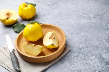 Taze olgun ayva ve bıçak gri masada, yakın plan. Metin için boşluk