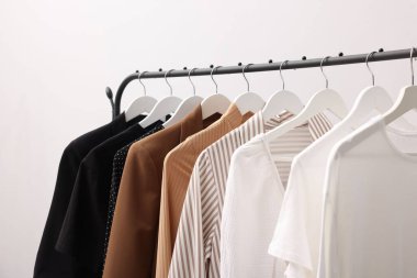 Farklı stil giysiler duvarda asılı, kapalı bir yerde, kapalı bir yerde.