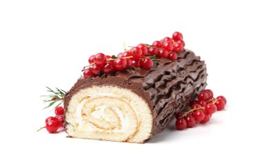 Lezzetli Noel kütüğü (geleneksel Noel pastası) beyaz üzerine kırmızı frenk üzümü izole edilmiş