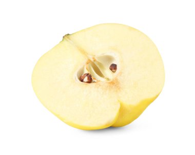 Olgun ayva meyvesinin yarısı beyaza izole edilmiş.