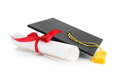 Diploma ve mezuniyet şapkası beyaza izole edilmiş.
