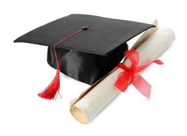 Diploma ve mezuniyet şapkası beyaza izole edilmiş.
