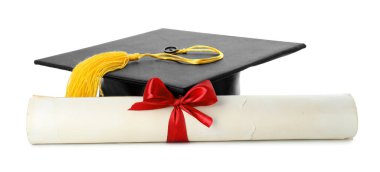 Diploma ve mezuniyet şapkası beyaza izole edilmiş.