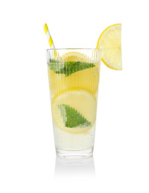 Nane şekerli limonata ve beyaz bardaktaki meyve dilimleriyle ferahlatıcı.