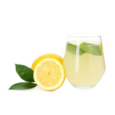 Nane aromalı lezzetli limonata ve beyaz üzerine izole edilmiş taze meyve.