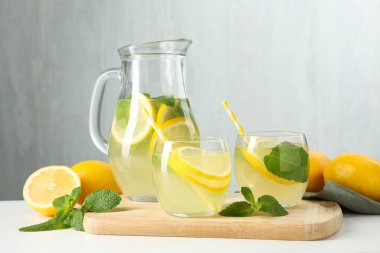 Taze limonata, sürahi, limon ve nane.