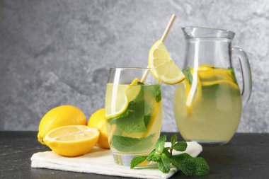 Bardakta taze limonata, sürahi, limon ve nane şekeri, yakın plan.