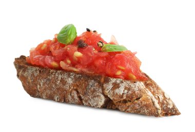 Domatesli lezzetli bruschetta ve beyaz üzerine izole edilmiş fesleğen.