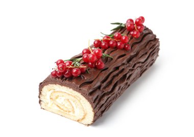 Lezzetli Noel kütüğü (geleneksel Noel pastası) beyaz üzerine kırmızı frenk üzümü izole edilmiş