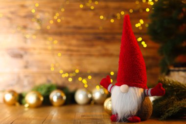 Noel cücesi ve ahşap masada şenlikli bir dekor, yazı için yer. Bokeh etkisi