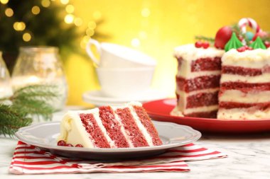 Bulanık ışıklara karşı beyaz mermer masada servis edilen yaban mersinli lezzetli bir pasta dilimi. Noel tatlısı