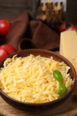 Izgara ve peynirli fesleğenli ahşap masa, yakın plan.