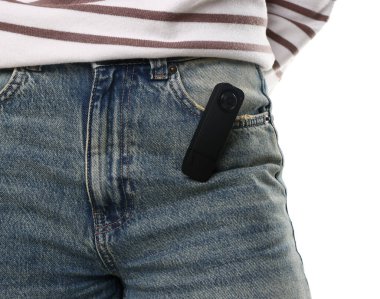 Beyaz arka planda gizli casus kamerası olan genç kadın, yakın plan.