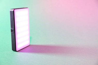 Renkli arka planda modern parlayan LED lamba. Metin için boşluk