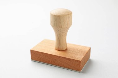 Beyaz arka planda bir tahta damga, yakın plan.