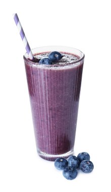 Bardakta lezzetli meyve püresi ve beyaz yaban mersini.